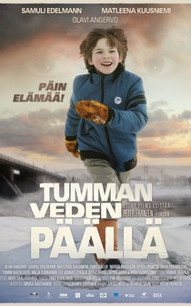 Poster Tumman veden päällä