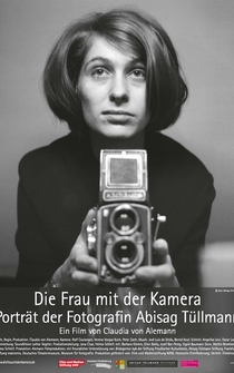 Poster Die Frau mit der Kamera - Portrait der Fotografin Abisag Tüllmann